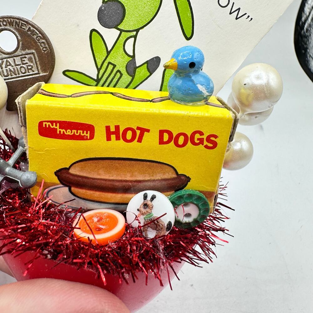 SUPER KITSCH Hot Dog Assemblage - Vintage Toys and Tchotchkes - Picture 3 of 7